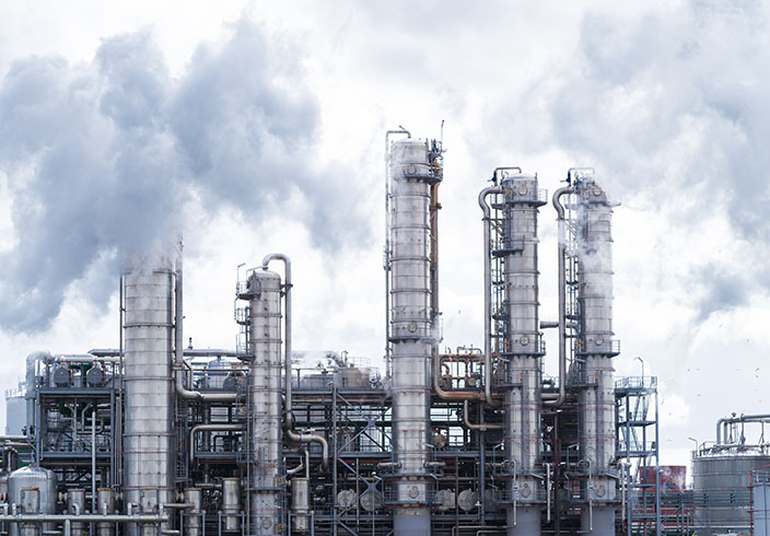 Fabrik mit rauchenden Schornsteinen