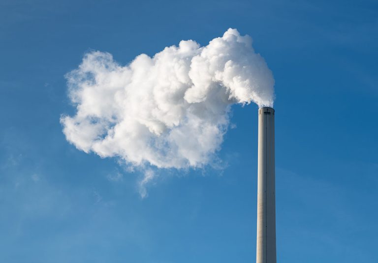 Dampf aus Industrieschornstein