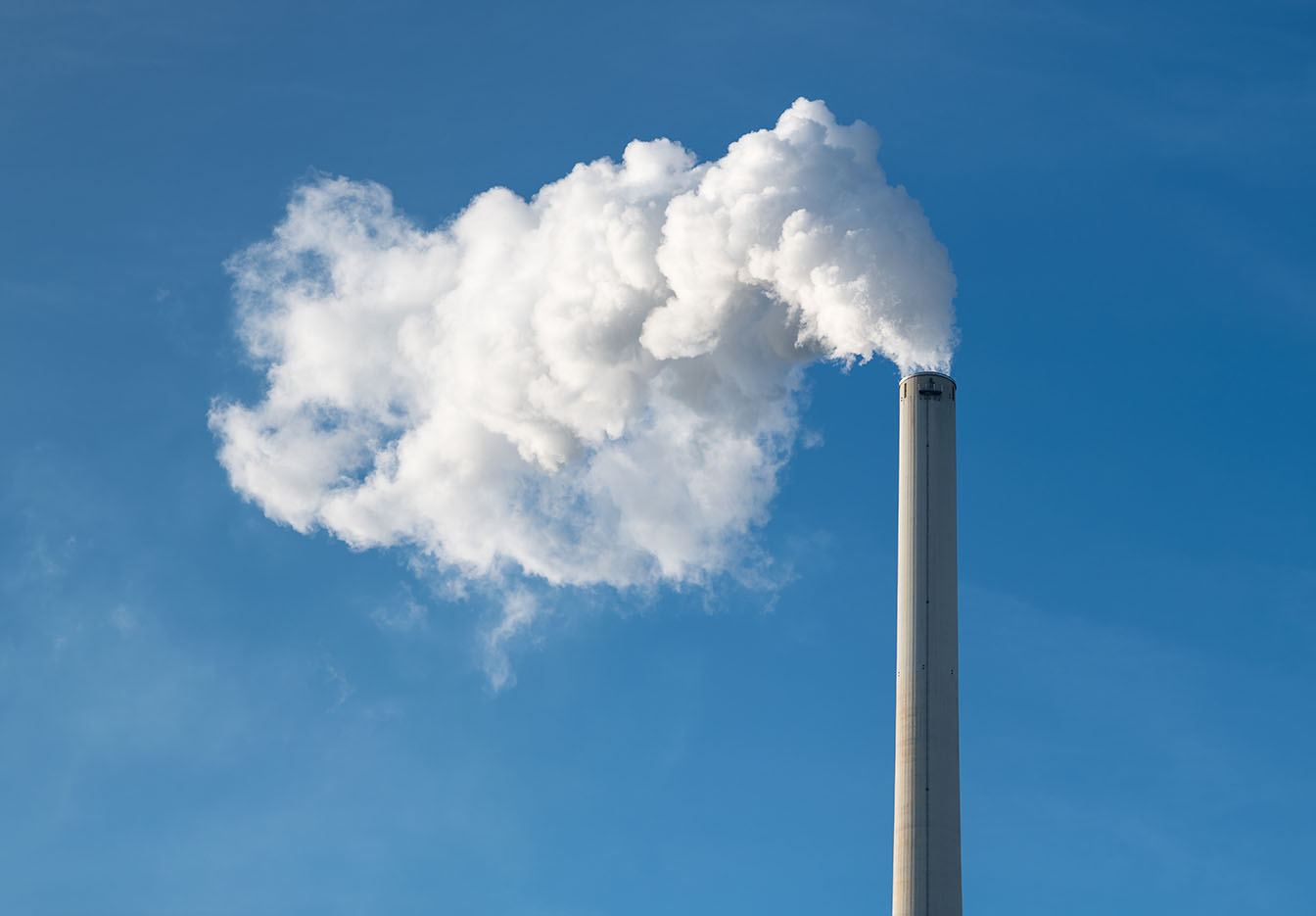 Dampf aus Industrieschornstein